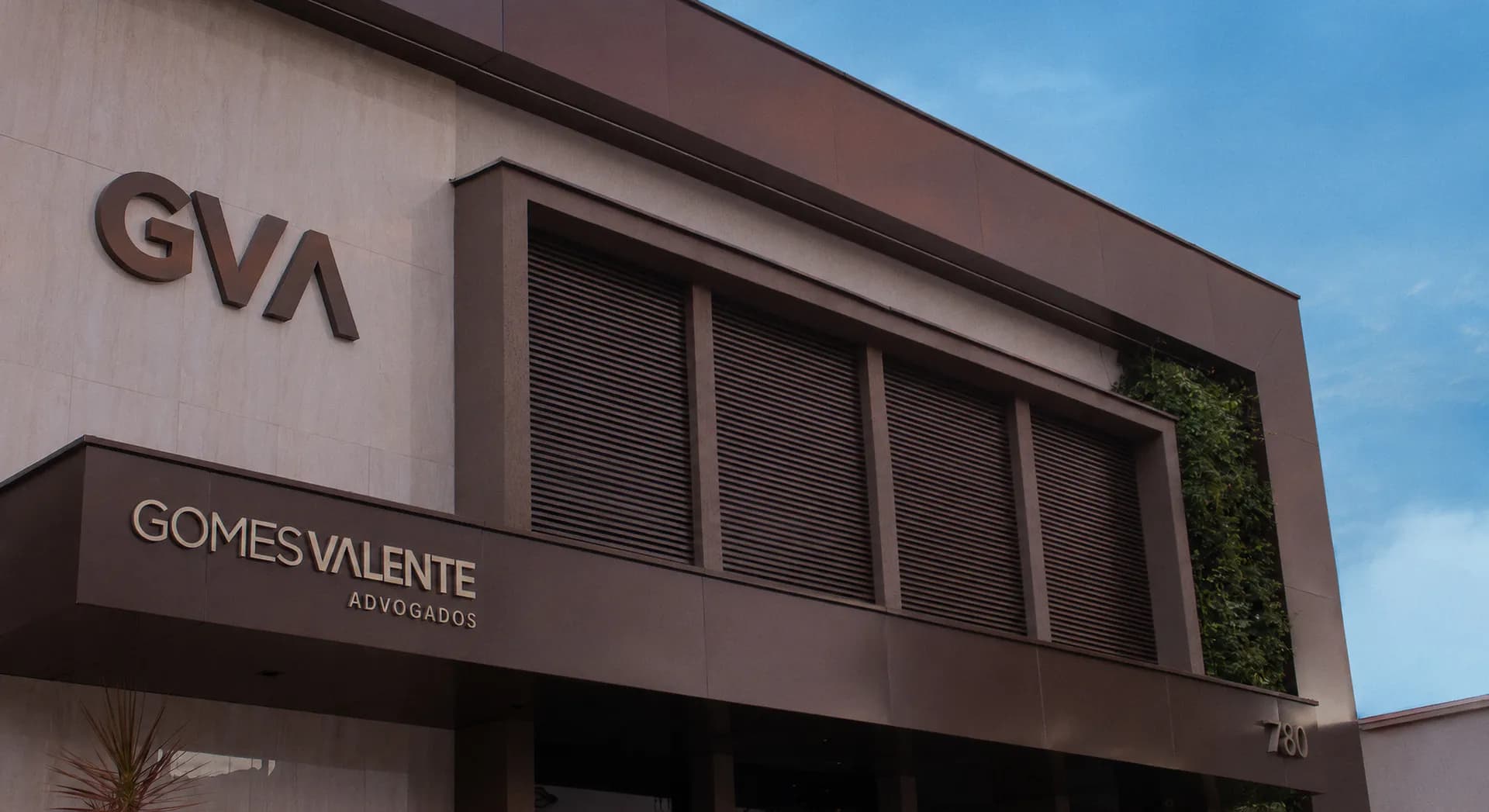 Fachada do escritório Gomes Valente Advogados, com o letreiro GVA